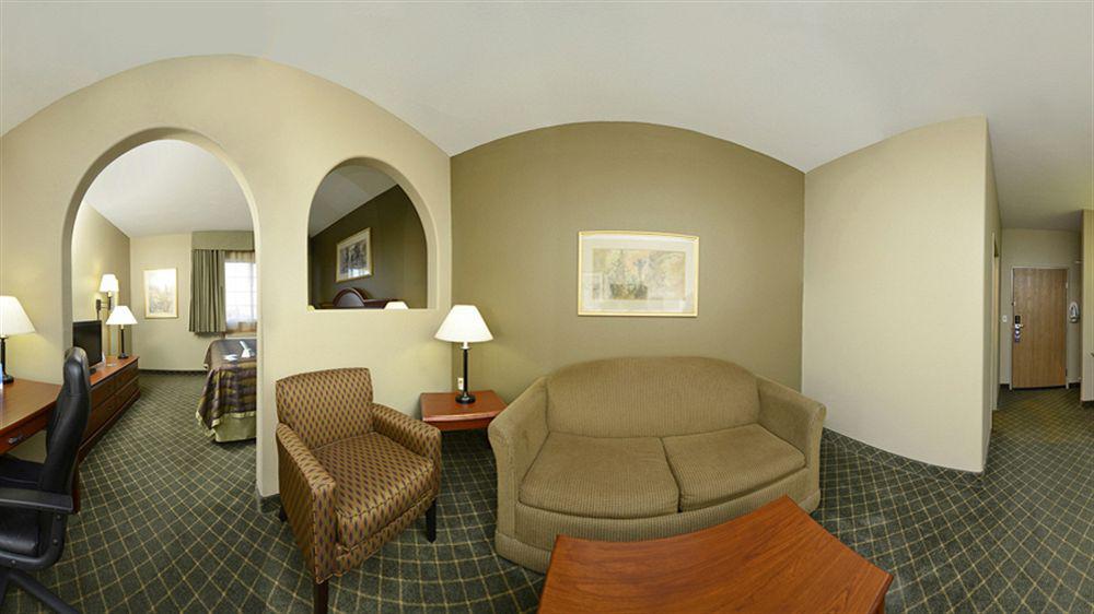Best Western Plus Tulsa Inn & Suites Exterior photo